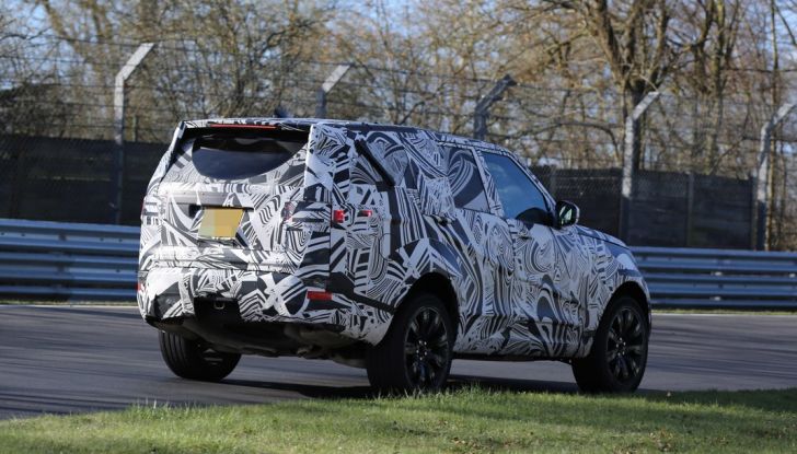 Nuova Land Rover Discovery sorpresa in pista durante i test dinamici - Foto 9 di 11