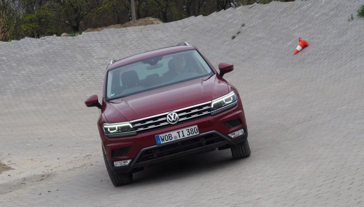 Nuova Volkswagen Tiguan, prova su strada, motorizzazioni e prezzi - Foto 16 di 28