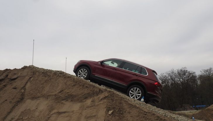 Nuova Volkswagen Tiguan, prova su strada, motorizzazioni e prezzi - Foto 18 di 28