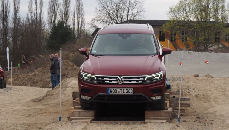 Nuova Volkswagen Tiguan, prova su strada, motorizzazioni e prezzi - Foto 23 di 28