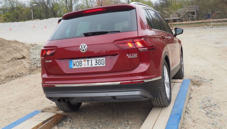 Nuova Volkswagen Tiguan, prova su strada, motorizzazioni e prezzi - Foto 24 di 28