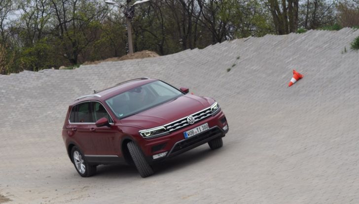 Nuova Volkswagen Tiguan, prova su strada, motorizzazioni e prezzi - Foto 13 di 28