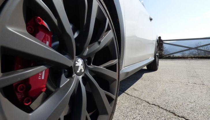 Peugeot 208 GTi by Peugeot Sport: La nostra prova della 208 da 208 CV - Foto 15 di 32