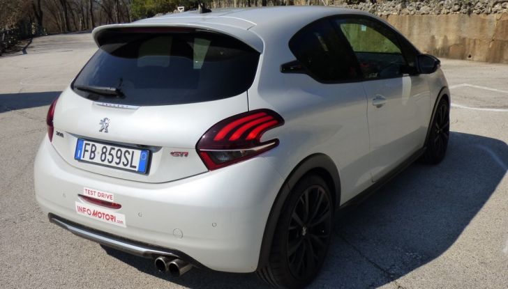 Peugeot 208 GTi by Peugeot Sport: La nostra prova della 208 da 208 CV - Foto 20 di 32