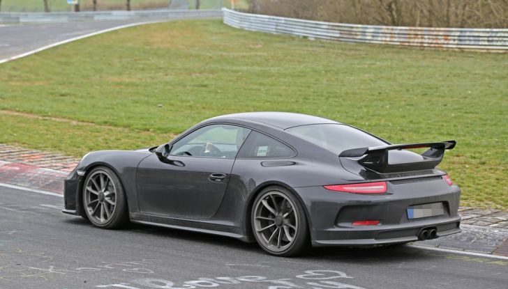 Porsche 911 GT3 restyling, le prime immagini spia dei test - Foto 8 di 13