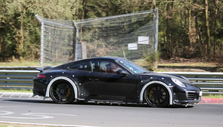 Porsche 911 nuova generazione: sorpresa in pista al Nurburgring - Foto 2 di 12
