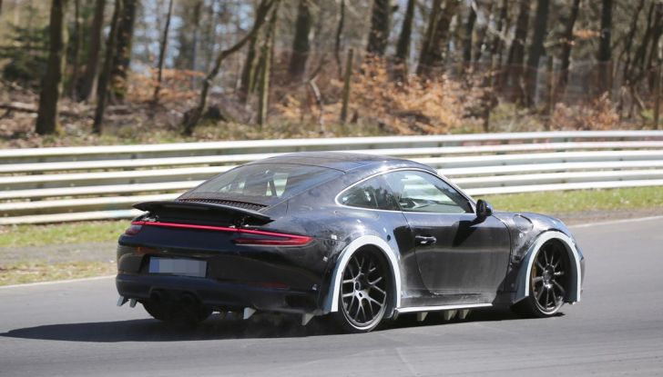Porsche 911 nuova generazione: sorpresa in pista al Nurburgring - Foto 4 di 12