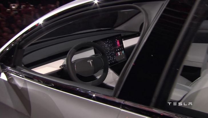Tesla Model 3: 276.000 prenotazioni nei primi tre giorni - Foto 15 di 18