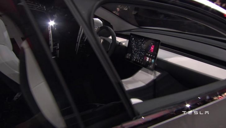 Tesla Model 3: 276.000 prenotazioni nei primi tre giorni - Foto 8 di 18