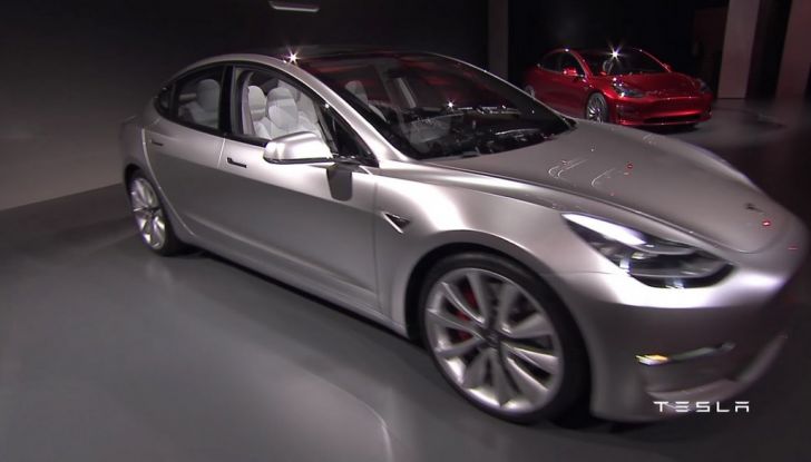 Tesla Model 3: 276.000 prenotazioni nei primi tre giorni - Foto 11 di 18