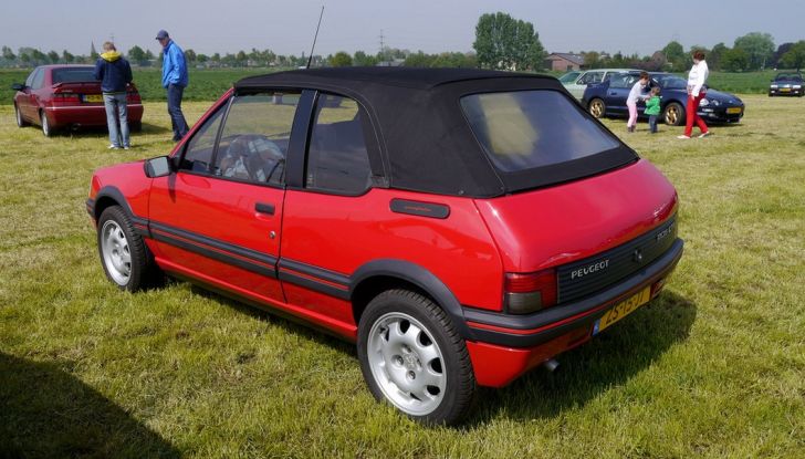 Peugeot 205 Cabrio rossa