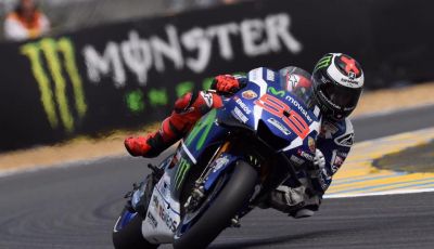 MotpGP, Le Mans: Lorenzo vince, Rossi gran secondo