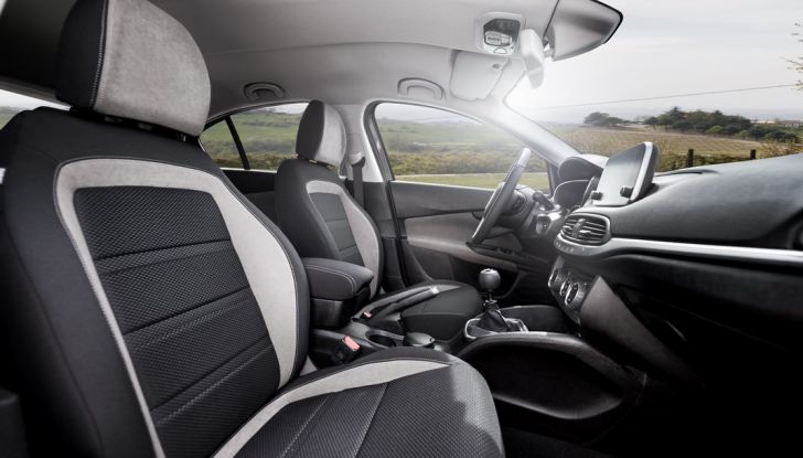 Fiat Tipo 5 porte, dettaglio interno sedili anteriori.