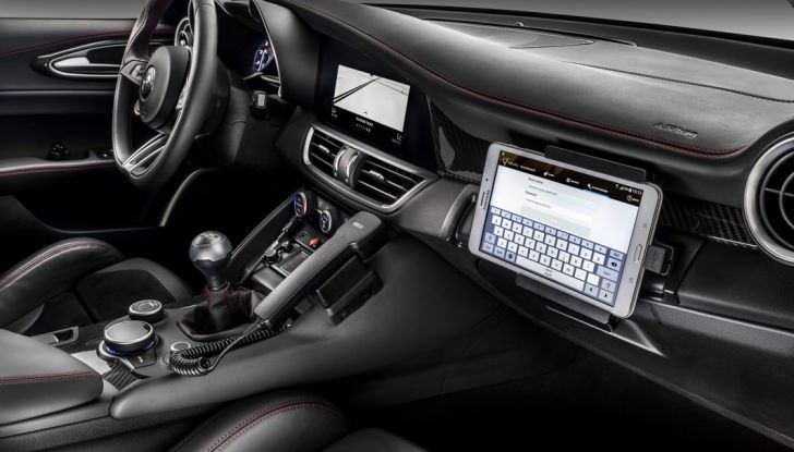 Alfa Romeo Giulia Quadrifoglio Carabinieri plancia