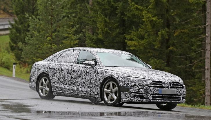 Audi A8 di nuova generazione, le prime foto spia (2)