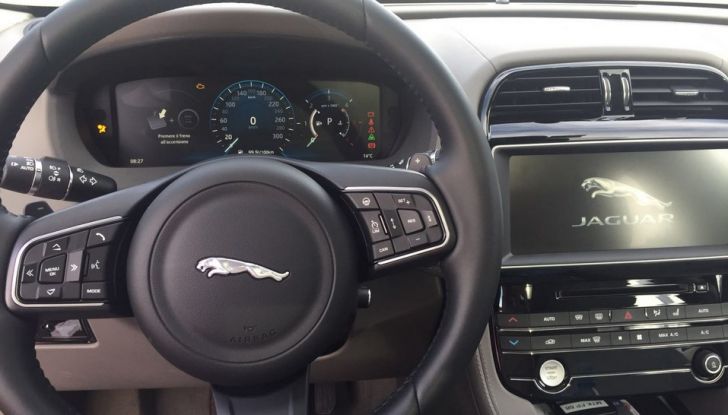 Jaguar F-Pace 3.0d e Supercharged: prova su strada, prezzi e prestazioni - Foto 17 di 23