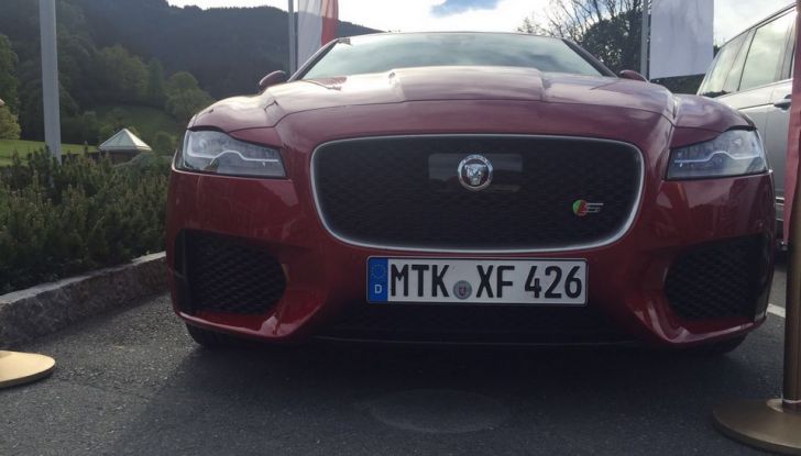 Jaguar F-Pace 3.0d e Supercharged: prova su strada, prezzi e prestazioni - Foto 18 di 23