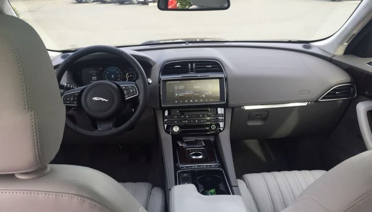 Jaguar F-Pace 3.0d e Supercharged: prova su strada, prezzi e prestazioni - Foto 16 di 23