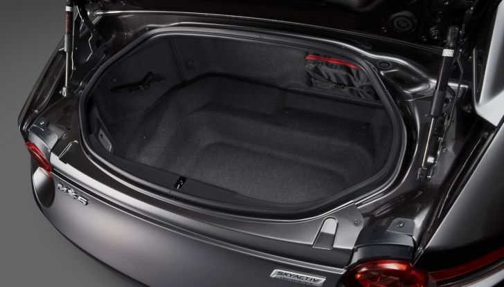 Mazda MX-5 RF: debutto europeo nel Regno unito a giugno - Foto 9 di 14