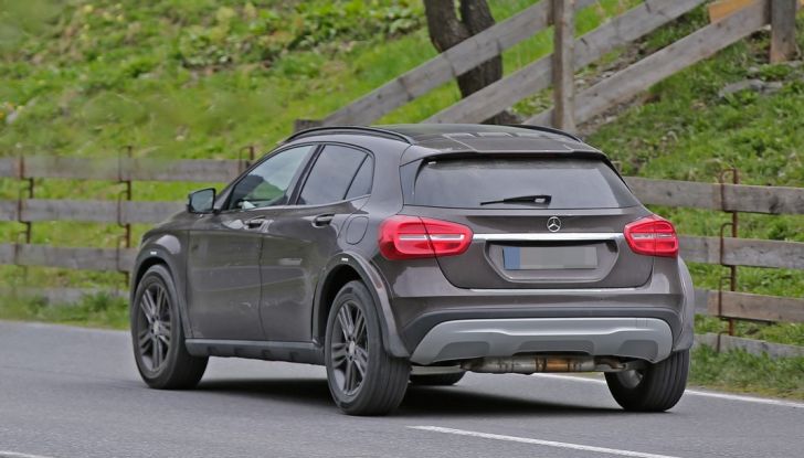 Mercedes Benz GLB, nuove foto spia del SUV tedesco - Foto 14 di 17