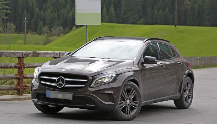 Mercedes Benz GLB, nuove foto spia del SUV tedesco - Foto 1 di 17