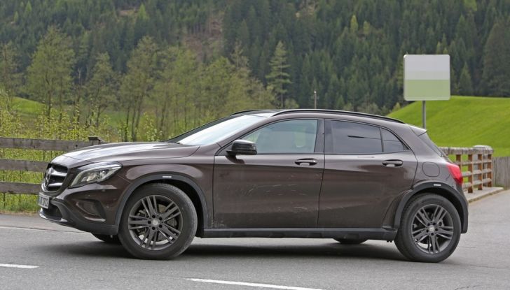 Mercedes Benz GLB, nuove foto spia del SUV tedesco - Foto 16 di 17