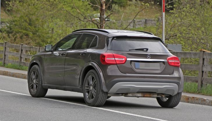 Mercedes Benz GLB, nuove foto spia del SUV tedesco - Foto 4 di 17