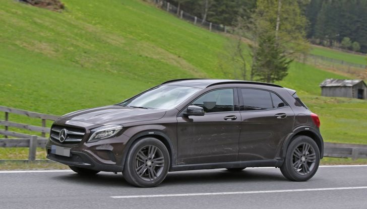 Mercedes Benz GLB, nuove foto spia del SUV tedesco - Foto 9 di 17