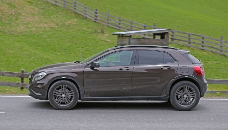 Mercedes Benz GLB, nuove foto spia del SUV tedesco - Foto 10 di 17