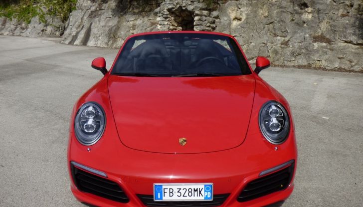 Porsche 911 Carrera S Cabrio, la nostra prova su strada: Paint it Red! - Foto 1 di 46