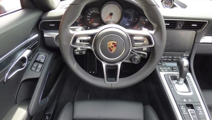 Porsche 911 Carrera S Cabrio, la nostra prova su strada: Paint it Red! - Foto 18 di 46