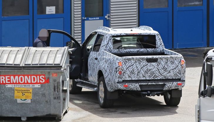Mercedes Benz GLT Pickup: ecco le foto spia del prototipo - Foto 12 di 15
