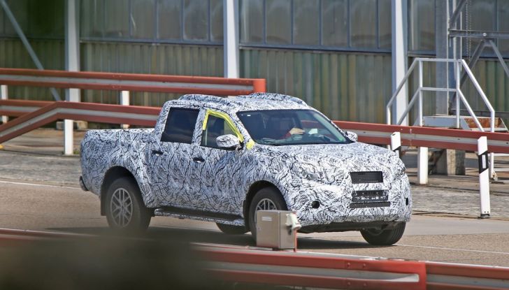 Mercedes Benz GLT Pickup: ecco le foto spia del prototipo - Foto 2 di 15