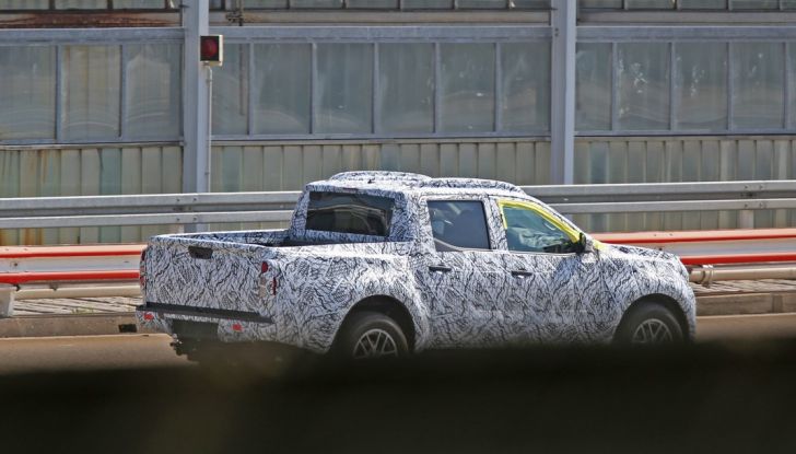 Mercedes Benz GLT Pickup: ecco le foto spia del prototipo - Foto 14 di 15