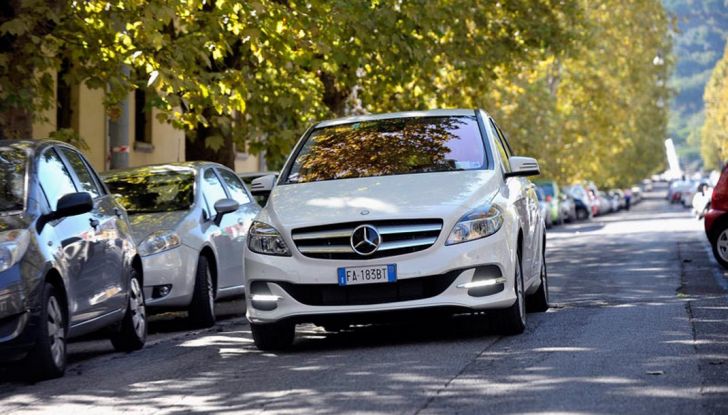 Una Mercedes Classe B elettrica in dono ai giocatori del Leicester City - Foto 2 di 10