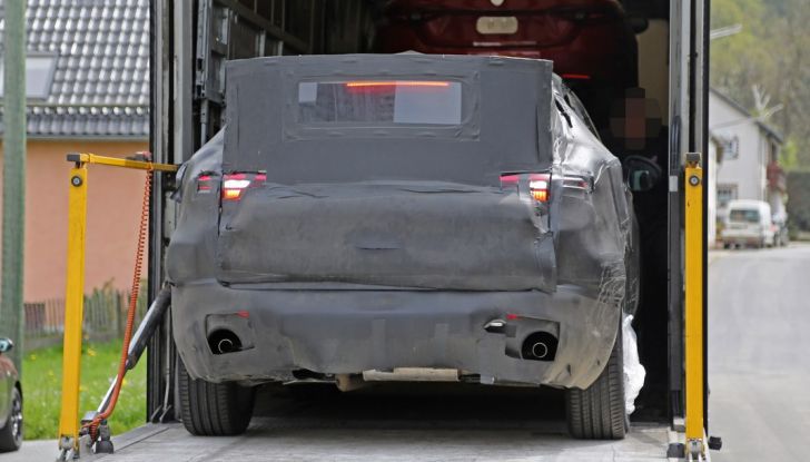 Alfa Romeo Stelvio nuove foto spia dei test su strada - Foto 11 di 16