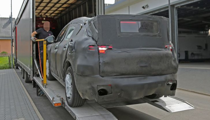 Alfa Romeo Stelvio nuove foto spia dei test su strada - Foto 13 di 16
