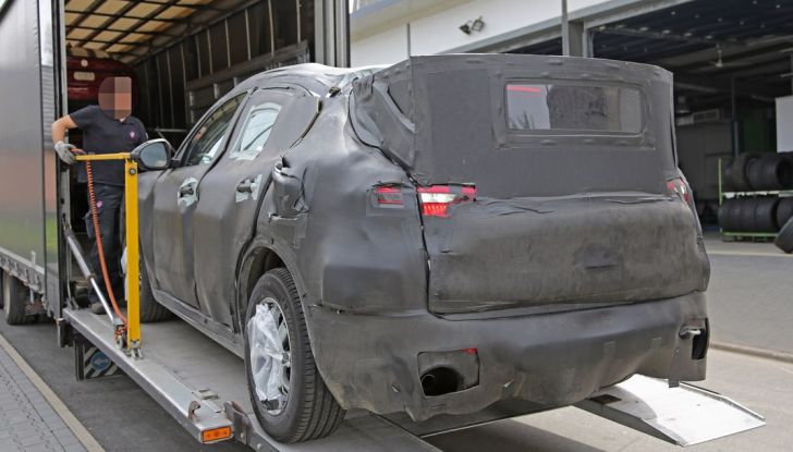 Alfa Romeo Stelvio nuove foto spia dei test su strada - Foto 14 di 16
