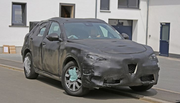 Alfa Romeo Stelvio nuove foto spia dei test su strada - Foto 6 di 16