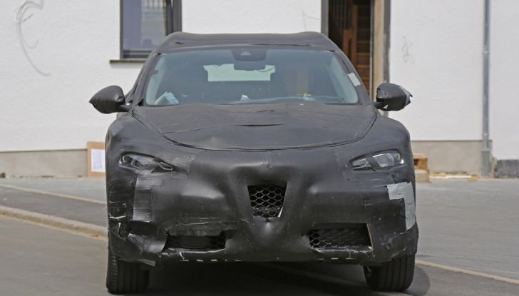 Alfa Romeo Stelvio nuove foto spia dei test su strada - Foto 2 di 16