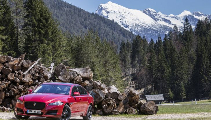 Nuova Jaguar XF 2017: Diesel da 2,0 litri Ingenium da 180 CV con AWD - Foto 7 di 18