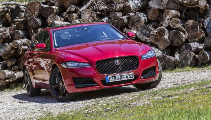 Nuova Jaguar XF 2017: Diesel da 2,0 litri Ingenium da 180 CV con AWD - Foto 8 di 18