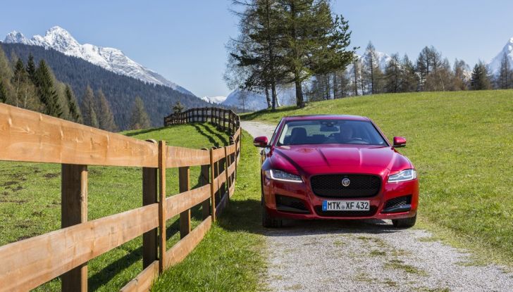 Nuova Jaguar XF 2017: Diesel da 2,0 litri Ingenium da 180 CV con AWD - Foto 4 di 18