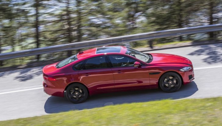 Nuova Jaguar XF 2017: Diesel da 2,0 litri Ingenium da 180 CV con AWD - Foto 10 di 18