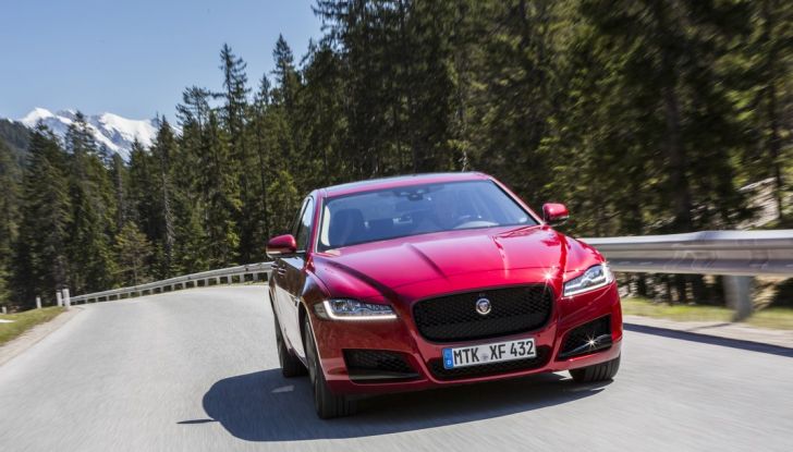 Nuova Jaguar XF 2017: Diesel da 2,0 litri Ingenium da 180 CV con AWD - Foto 11 di 18