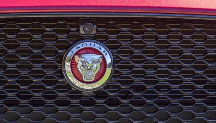 Nuova Jaguar XF 2017: Diesel da 2,0 litri Ingenium da 180 CV con AWD - Foto 12 di 18