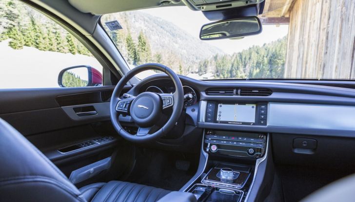 Nuova Jaguar XF 2017: Diesel da 2,0 litri Ingenium da 180 CV con AWD - Foto 16 di 18