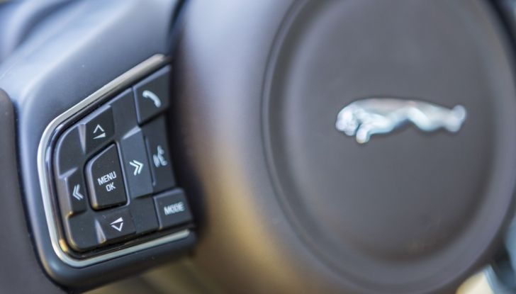 Nuova Jaguar XF 2017: Diesel da 2,0 litri Ingenium da 180 CV con AWD - Foto 17 di 18