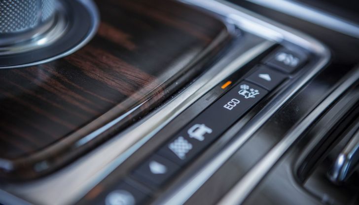 Nuova Jaguar XF 2017: Diesel da 2,0 litri Ingenium da 180 CV con AWD - Foto 6 di 18