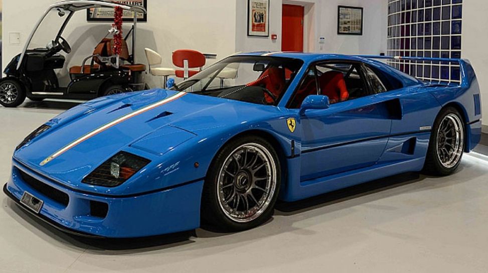 Ferrari F40: un esemplare blu con striscia tricolore in vendita su  -  Infomotori